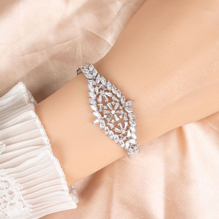 Women's Jewelry Hollow Brass Diamonds Flower Bracelet - Image 3