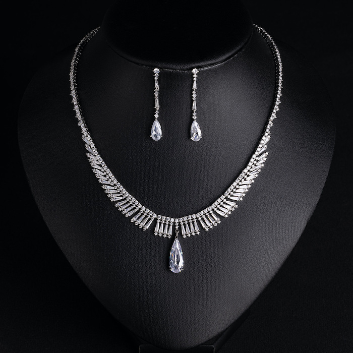 Bridal Brass Teardrop Emerald Choker Necklace Earring Set - Image 4