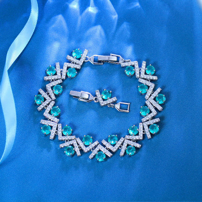Women's Jewelry Brass Diamond V Wave Links Bracelet - Image 3