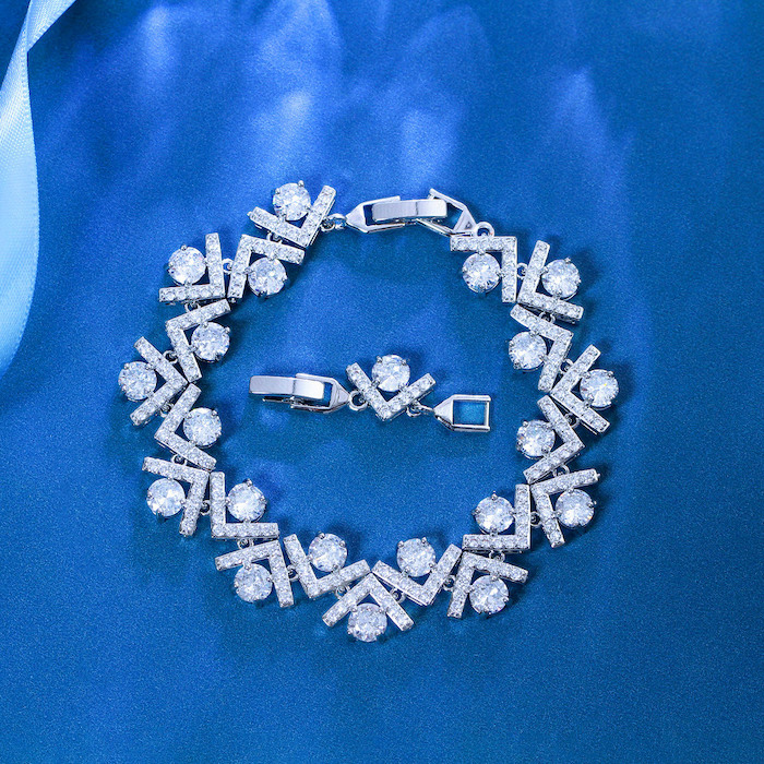 Women's Jewelry Brass Diamond V Wave Links Bracelet - Image 2