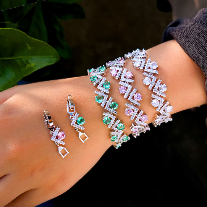 Women's Jewelry Brass Diamond V Wave Links Bracelet - Image 4