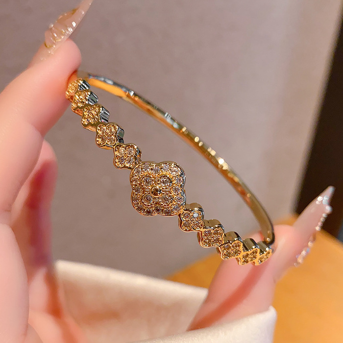 Wholesales Brass Diamond Clovers Flower Hinged Bracelet - Image 3