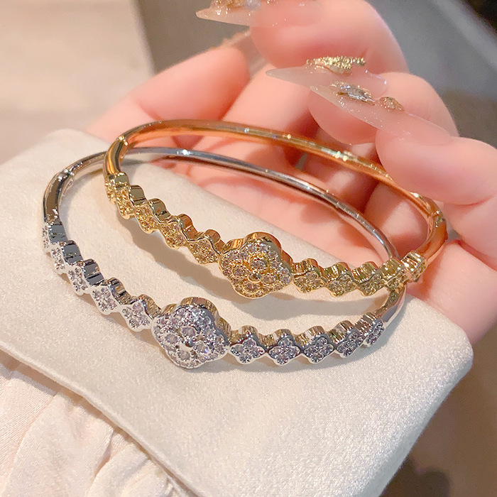 Wholesales Brass Diamond Clovers Flower Hinged Bracelet - Image 4