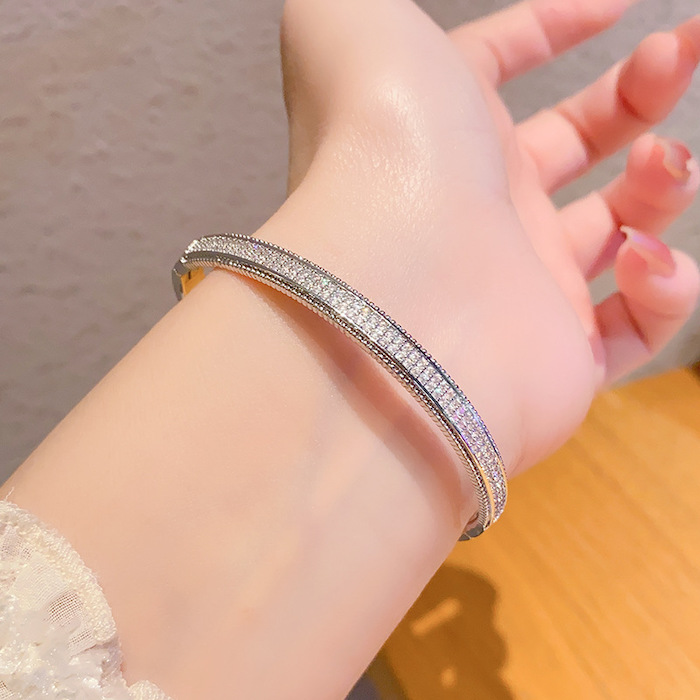 Wholesales 13.6g Brass Full-paved Diamonds Hinged Bracelet - Image 3