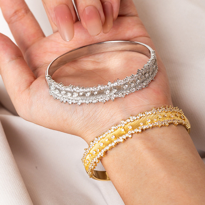Factory Wholesales 13mm Brass White Round Zircons Hinged Bracelet - Image 4