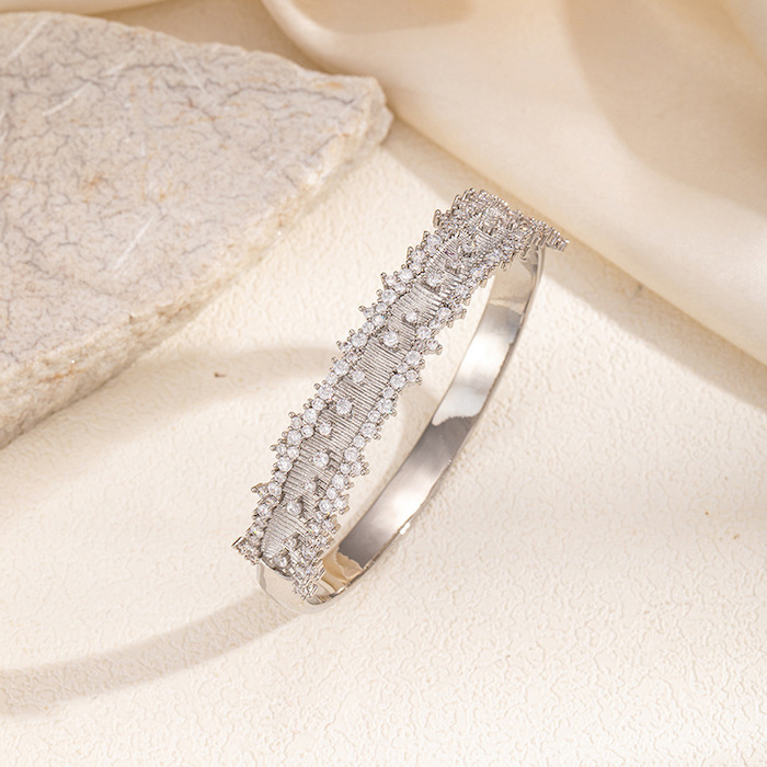Factory Wholesales 13mm Brass White Round Zircons Hinged Bracelet - Image 3