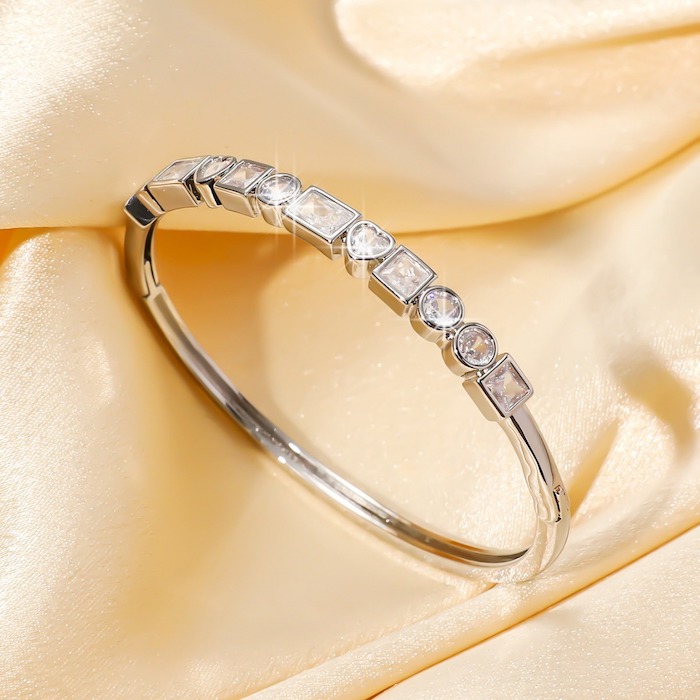 Factory Wholesales Brass Geometric Heart Zircons Hinged Bracelet - Image 4